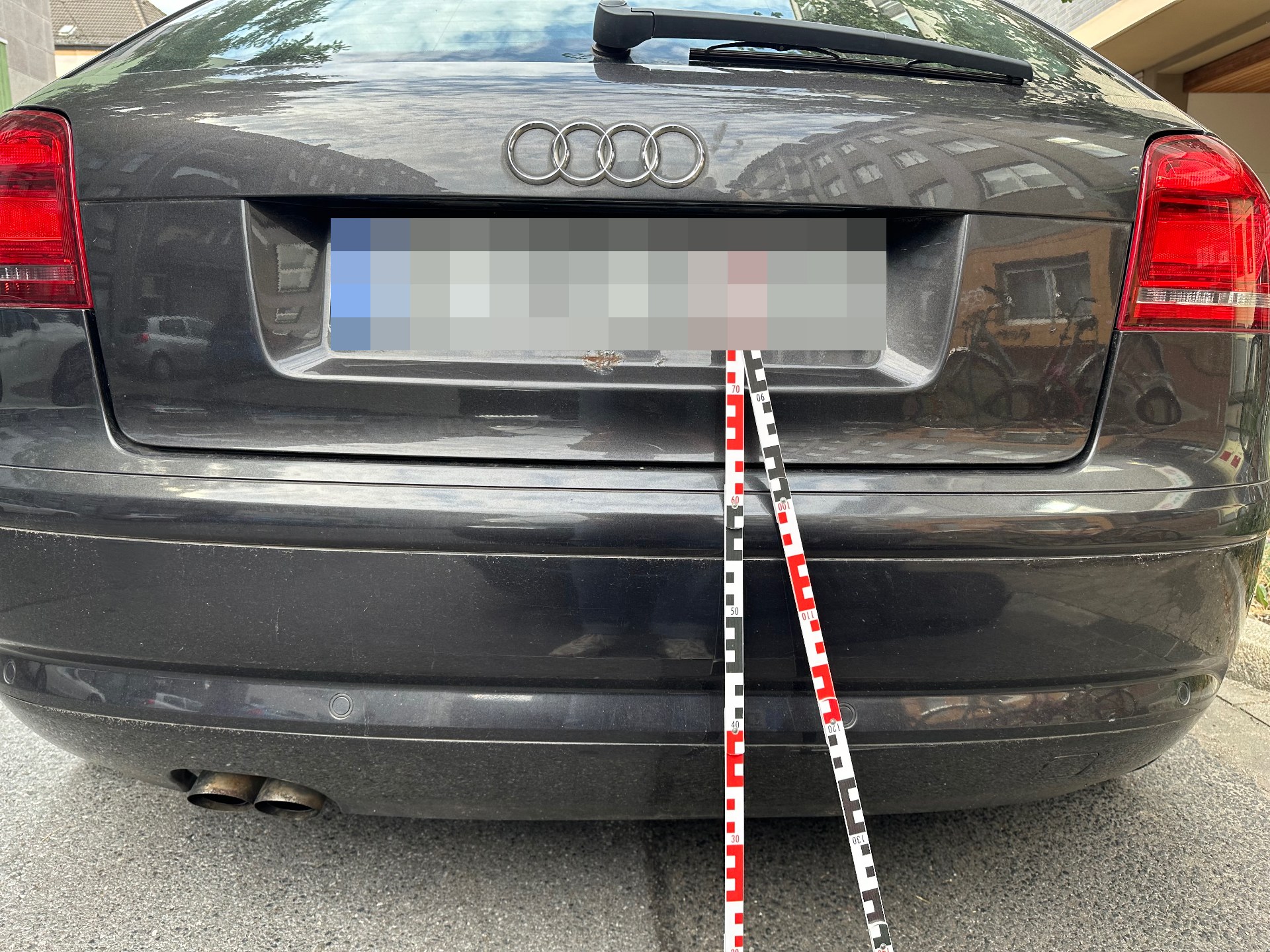 Dokumentierter Heckschaden an einem Audi mit beschädigtem Stoßfänger