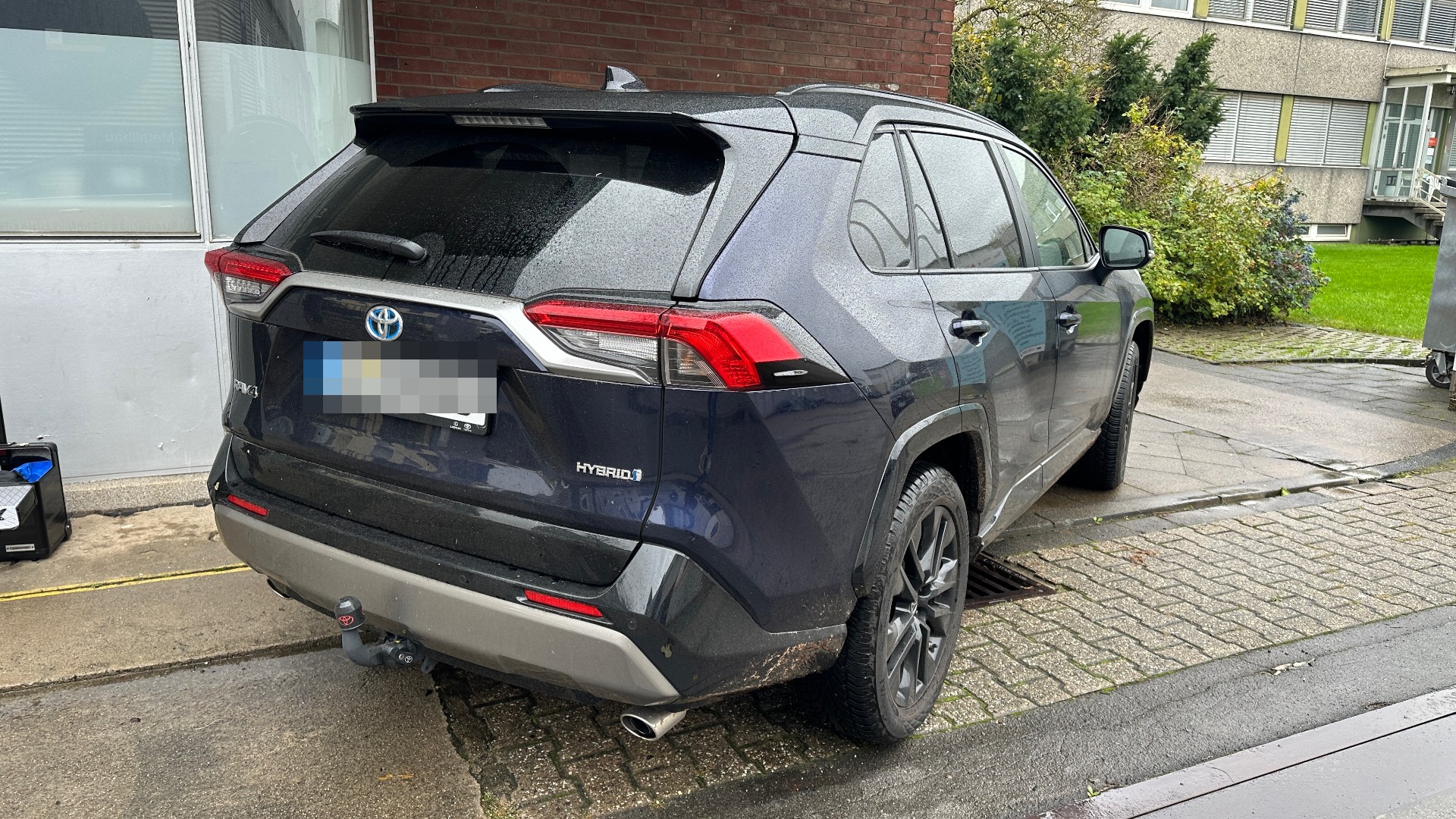Toyota RAV4 Hybrid bei der Fahrzeugbewertung durch den Kfz-Sachverständigen in Düsseldorf