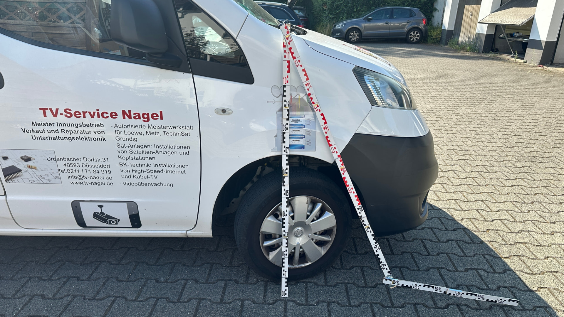 Dokumentierte Schäden an Front, Kotflügel und Seitenspiegel mit Messlatten
