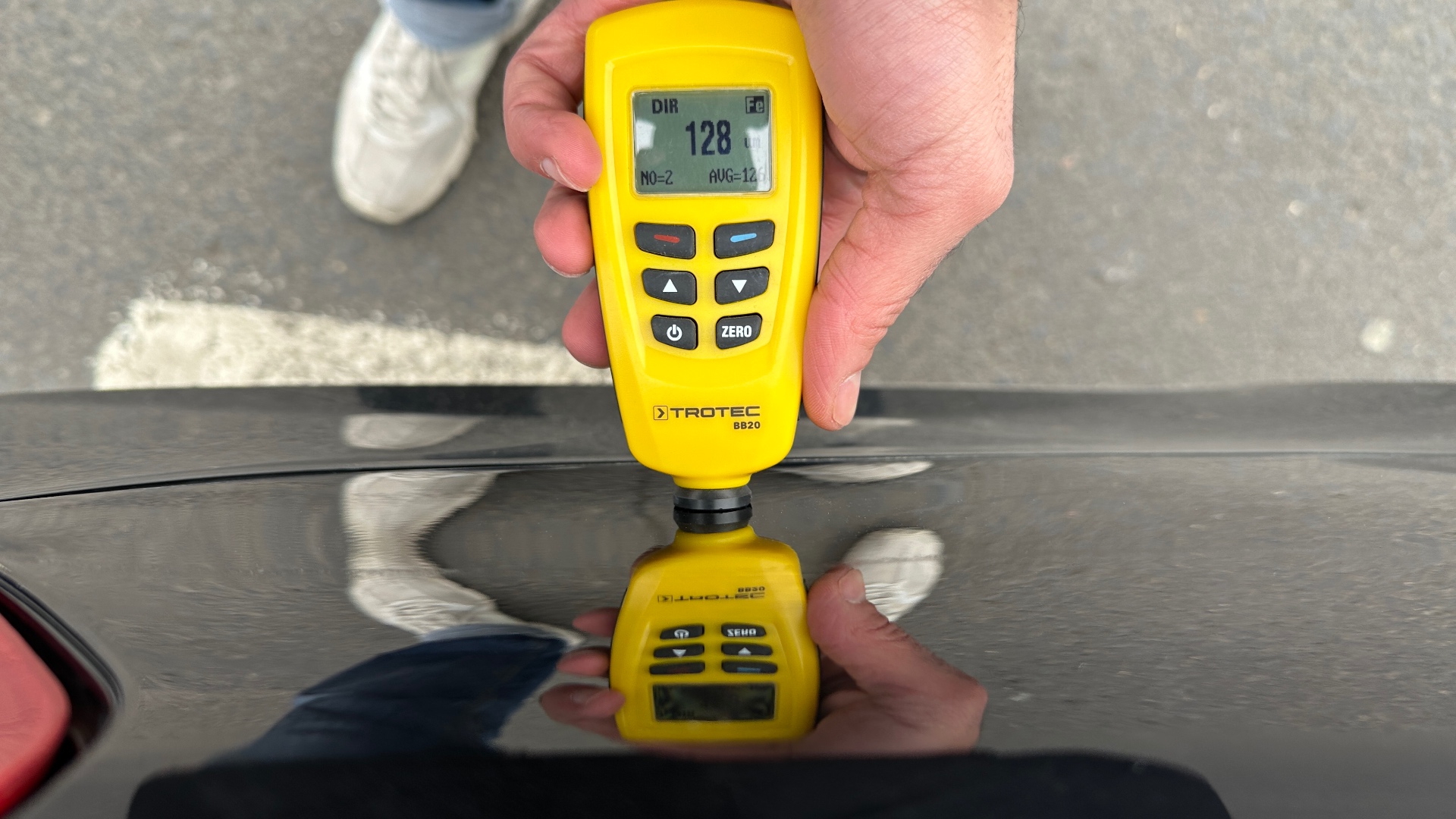 Lackdickenmessgerät in der Hand: Mit professioneller Messtechnik werden Vorschäden und Nachlackierungen am Fahrzeug objektiv erfasst